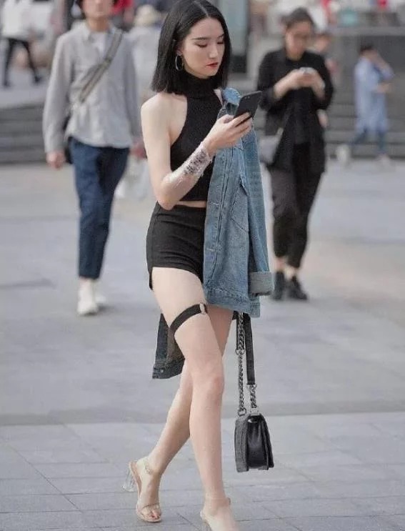 街拍：长发披肩的小姐姐，条纹上衣配牛仔热裤，青春活力气息