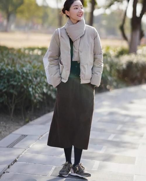 今冬除了靴子，你还差一双“运动鞋”，配各种外套都好看