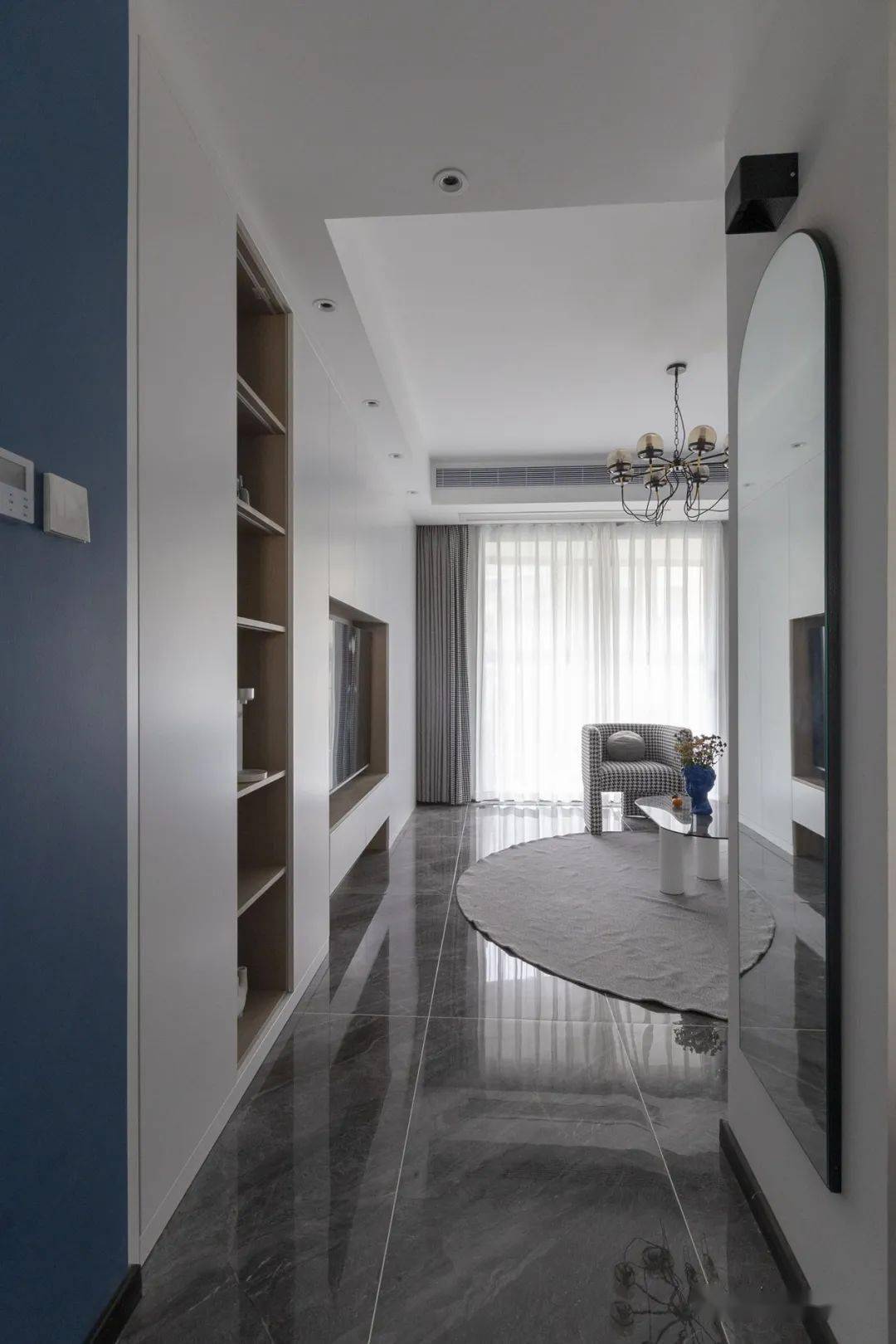 玄关|小夫妻的优雅两居,U型衣帽间真大气,圆形家居内敛又舒适,超美