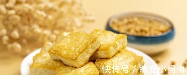 煎豆腐直接下锅,豆腐就毁了,掌握这4个技巧,豆腐不碎不粘锅