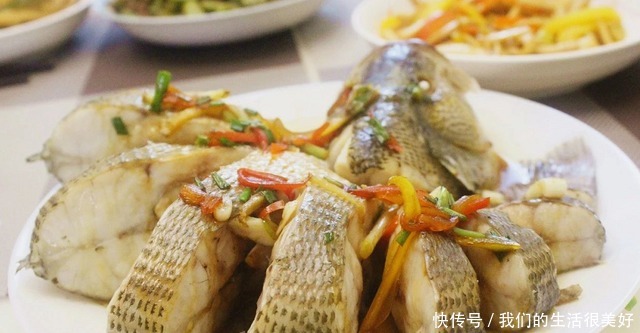 喜欢吃鱼吗大叔教你清蒸鲈鱼,口感鲜嫩,简单易学,家人喜欢!
