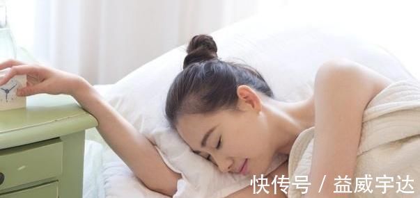 睡眠质量|高血压患者别担心,专家:起床“懒”,睡前少做3事,血压悄悄降