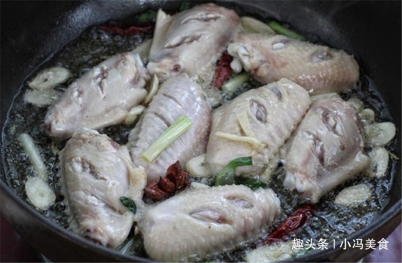 土豆焖鸡翅加上它,软嫩入味,香味十足,出锅就抢空