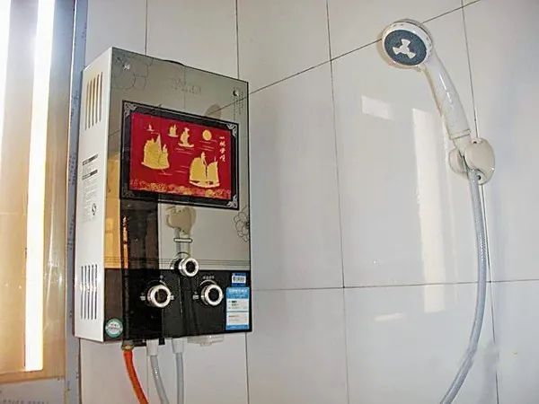重症监护室|惨！12岁男孩洗澡时被活活电死！热水器上就有个“保命按钮”，可惜没几个人知道