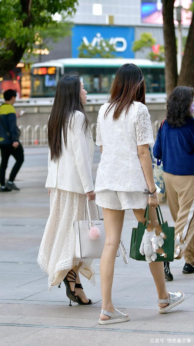  效果|白色西装搭配镂空连衣裙，搭配一双高跟凉鞋，凸显精致优雅的效果