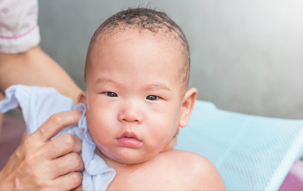 夏季|夏季每天给宝宝洗几次澡?若出现三种情况,最好不要洗,易致昏迷