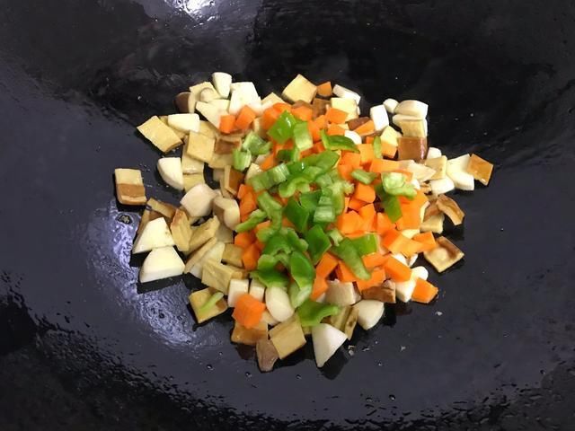 杏鲍菇|夏天易出汗，多吃这道菜，4种食材一起炒，解暑开胃，没肉也下饭
