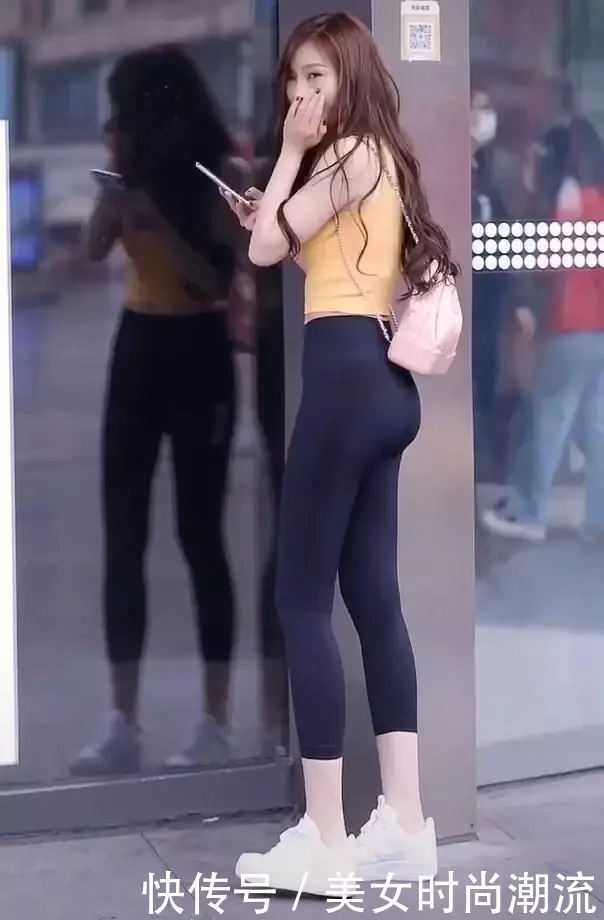 紧身|妹子喜欢运动,瑜伽裤外穿,将紧身的美进行到底