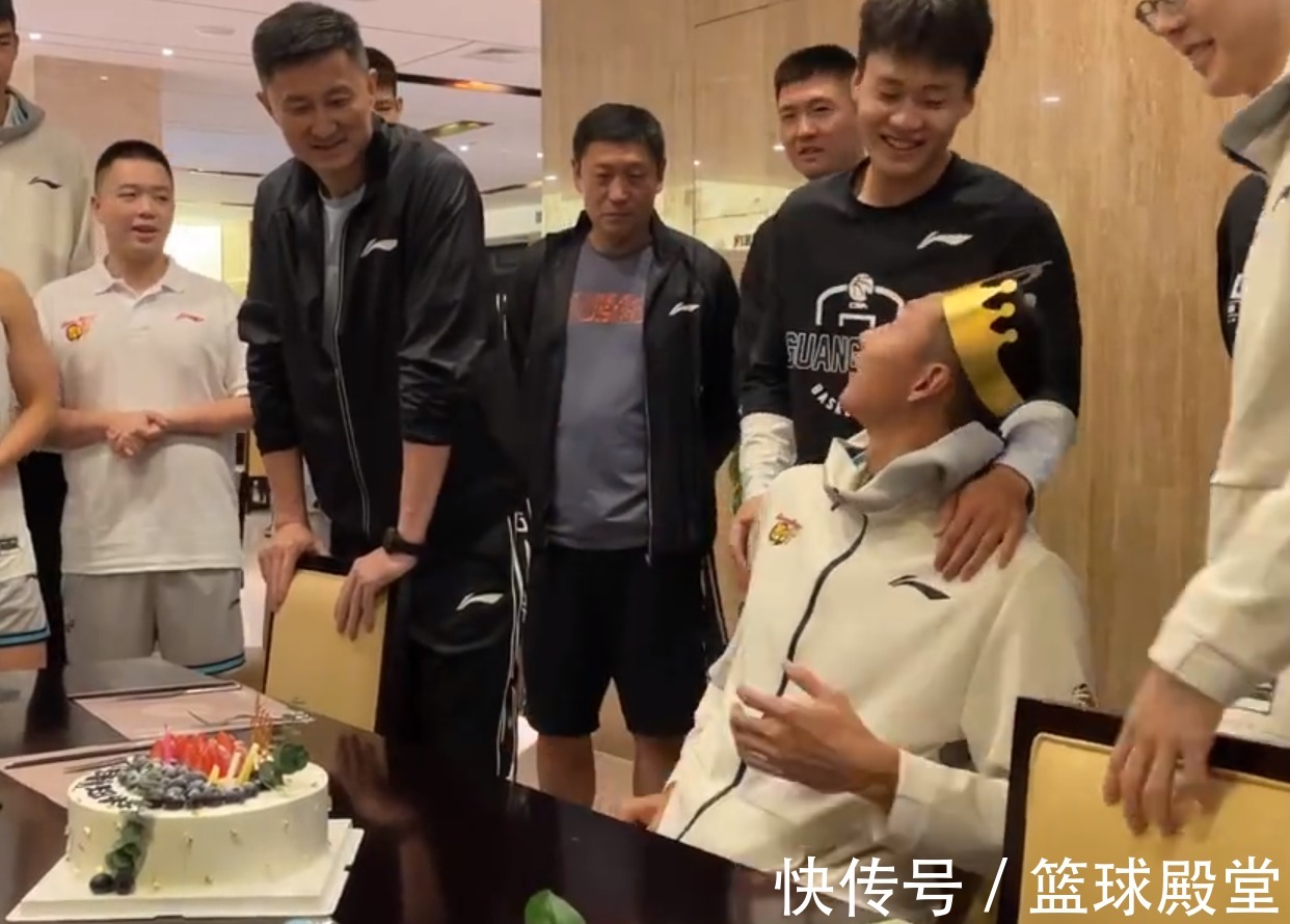蛋糕|阿联生日趣事!小胡戴帽,徐昕领唱,赵睿C位+险砸蛋糕,汤杰满足