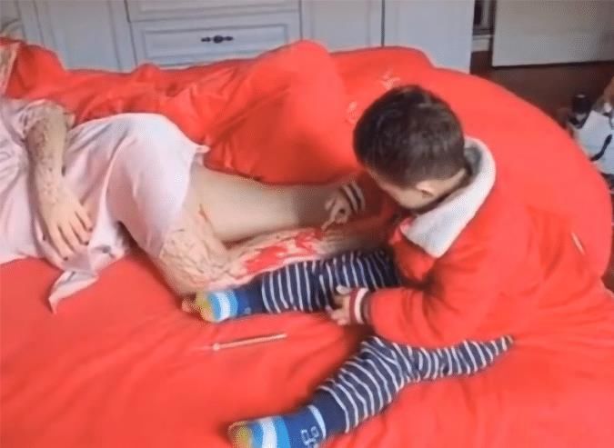 口红|“画家宝宝”趁妈妈睡觉，用口红在她腿上作画，网友：三天没打了