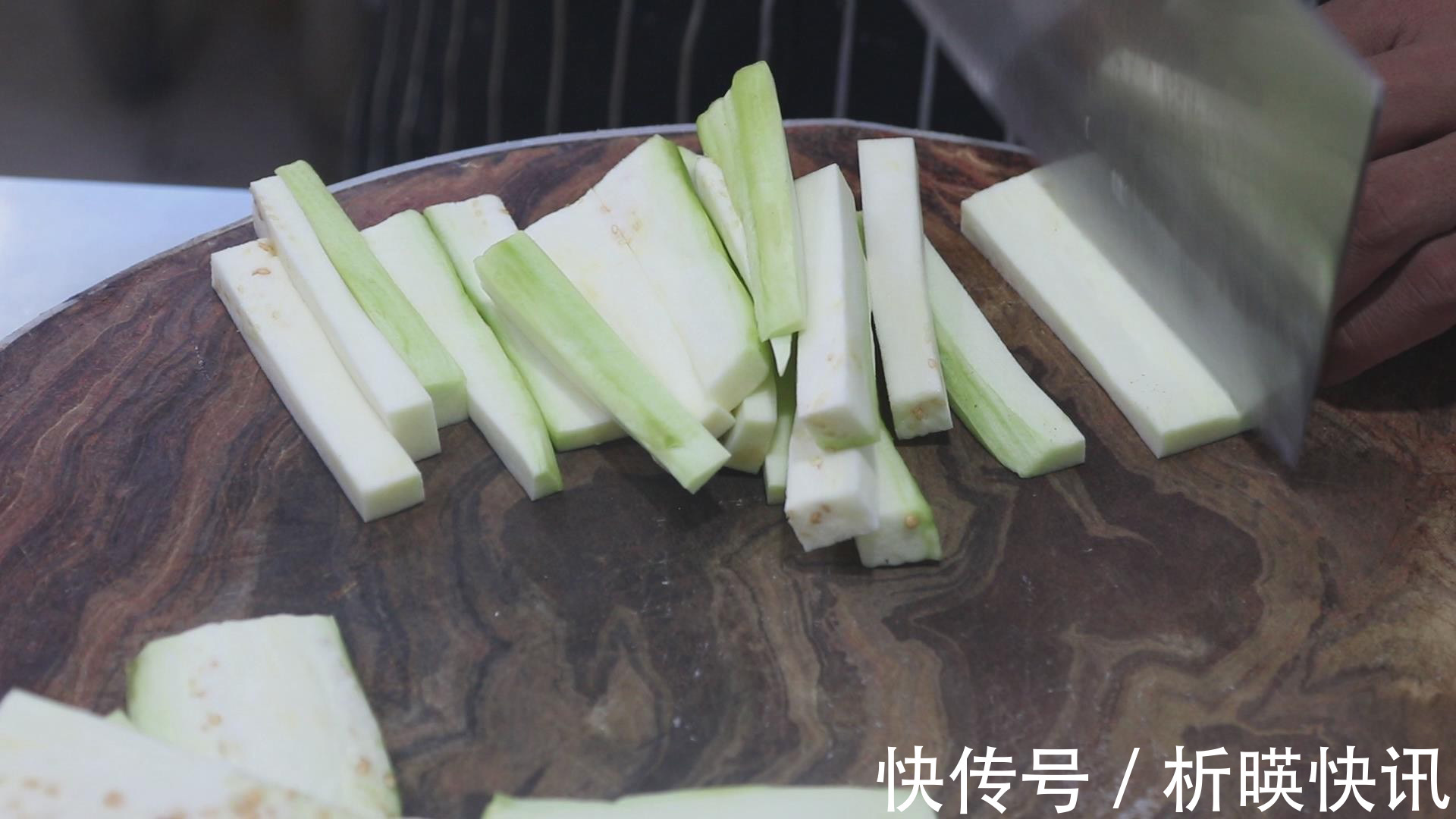 青线椒|茄子怎样做才好吃大厨教你做一道青椒烧茄子，地道的农家下饭菜