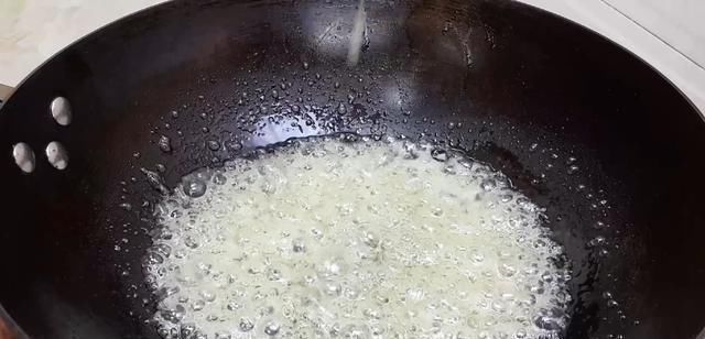 我家面粉就爱这样做,加4个鸡蛋,做法比麻花简单,比油条都好吃