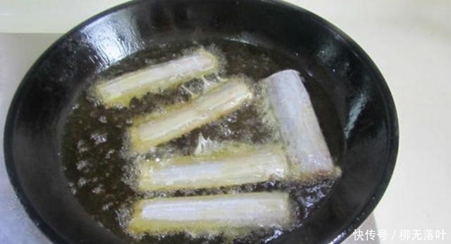 这样做出的炸带鱼，鲜香酥脆还没有腥气，家人都喜欢上桌就抢光