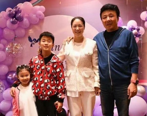 训练基地|亿万富豪老公“很听话”!在老婆王楠面前会来事,逗笑一旁丈母娘