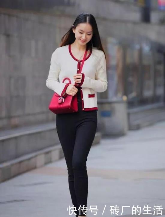 小姐姐|街拍:长发披肩的小姐姐,白色外套配黑色紧身裤,美丽大方