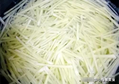 好吃|炒土豆丝时，醋应该先放还是后放？好多人做错，难怪你炒得不好吃