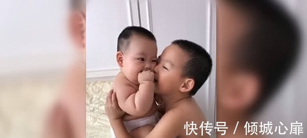 头胎|自从妈妈生了弟弟后,相差5岁的哥哥都不知咋稀罕好了,超温馨