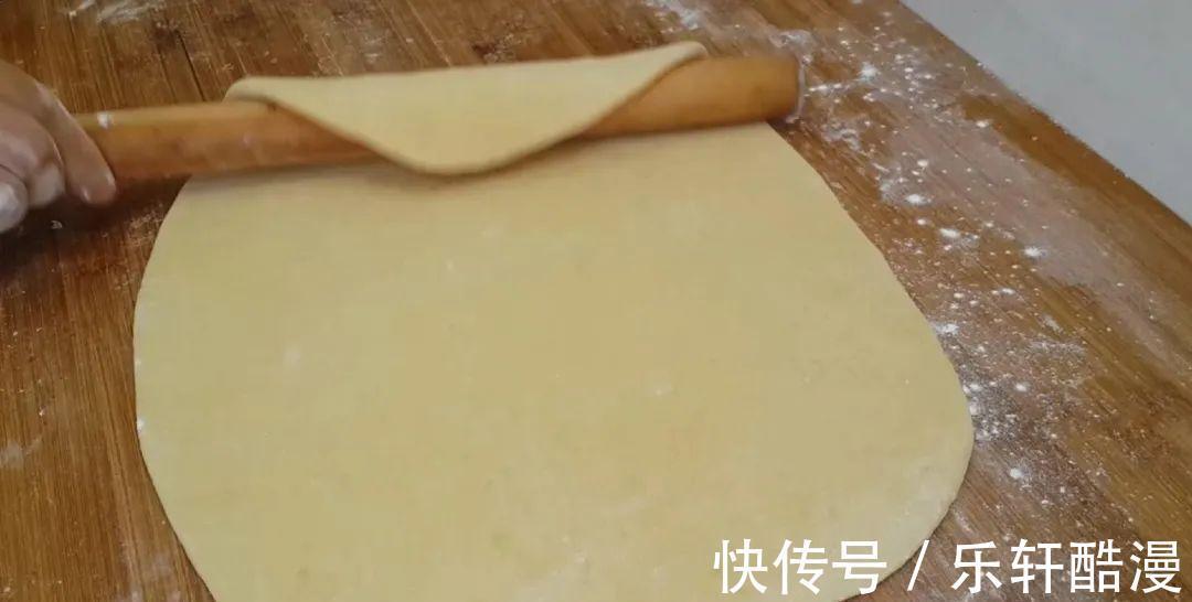 面粉|3个鸡蛋，1斤面粉，大刀一切，松软香甜不刷油，我家一周吃五次