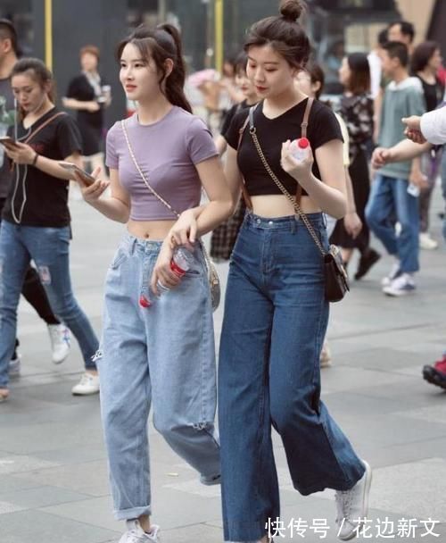街拍|街拍小姐姐一件修身的小衫搭配一款短裤，很显青春活力的气息