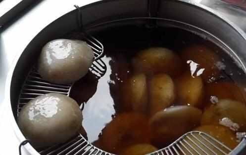 红糖酱|70岁大爷路边煮这个“汤包”，6块钱一碗，一碗一个月入一万多！