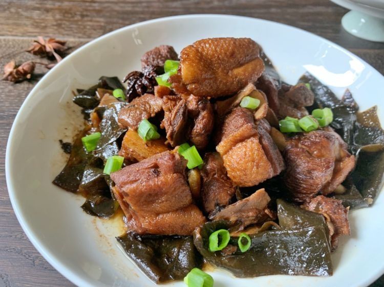 下饭菜海带烧鸭肉，味道鲜香不油腻，好吃有营养