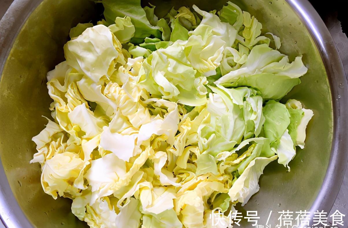 五花肉炒包菜|炒包菜,不焯水不过油,教您一个好方法,包菜清脆入味,好下饭