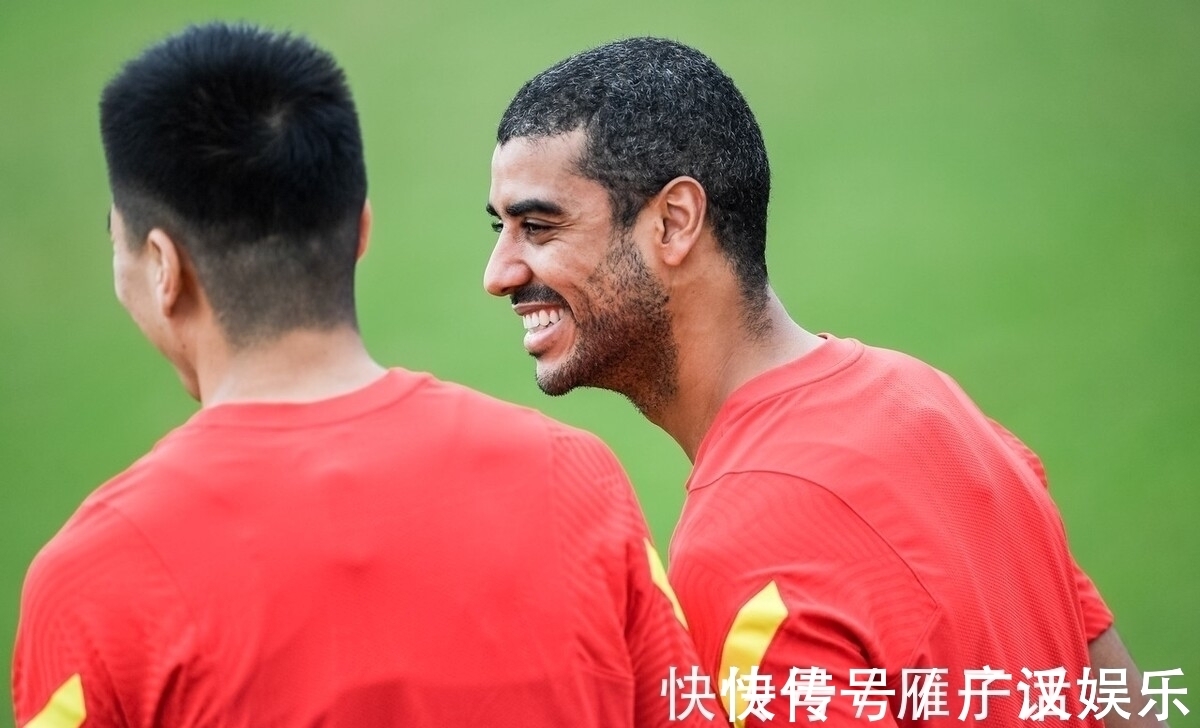 郑铮|国足集训第3天,连伤两将!鲁能铁卫火速驰援,另一后卫在家待命