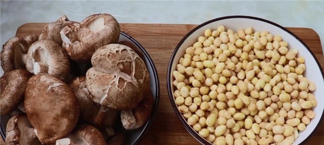 想吃香菇酱不用出去买,在家就能做,鲜香下饭,拌面夹馒头都好吃!