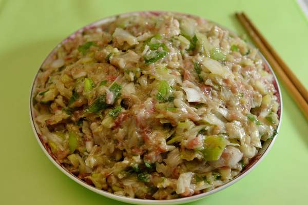 调肉馅,先放油还是先放盐大厨分享正确做法,肉馅鲜美又多汁