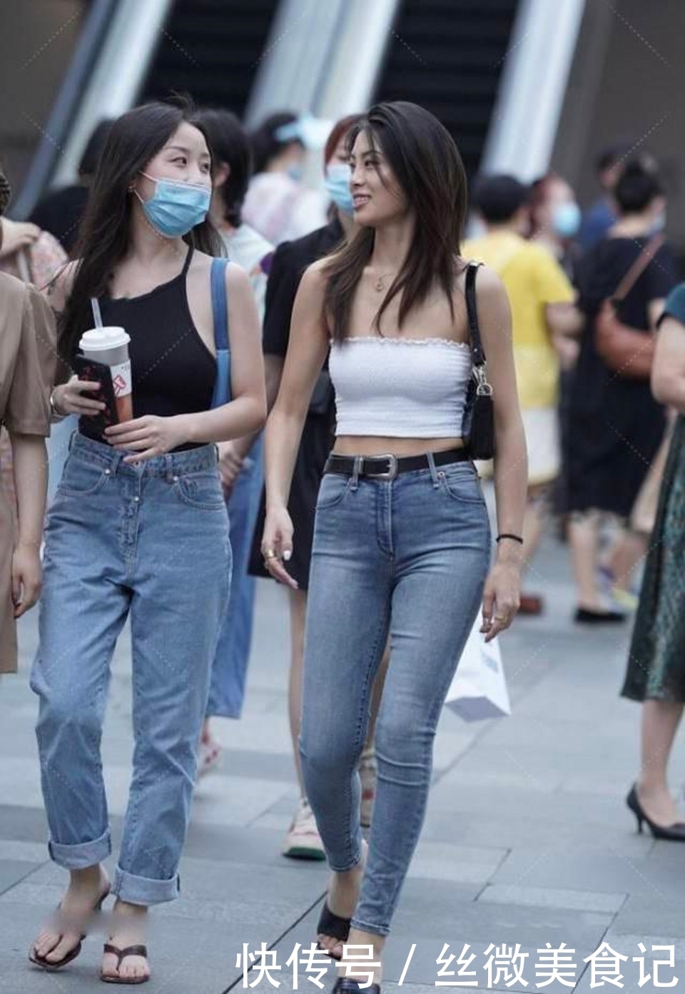 搭配|路人街拍，轻薄的面料配上V型领的设计，魅力十足
