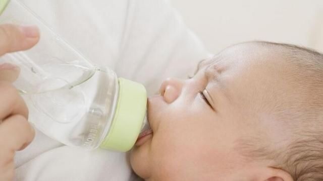 腹部|为何孩子睡觉时总爱蹬腿伴随这种情况,往往暗示你家娃正在猛长