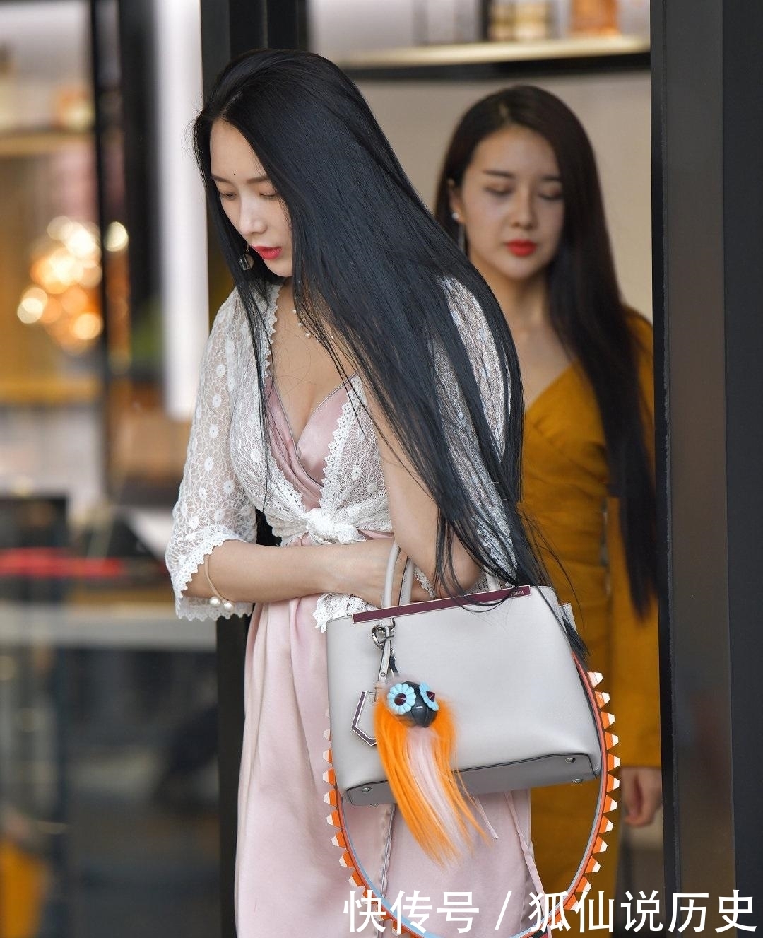 姐妹花|时尚姐妹花,每个动作都是同步的