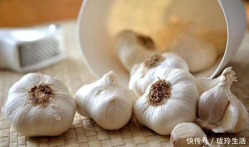 常吃|常吃大蒜真的可以直接降血糖吗，生吃好还是熟吃好呢？