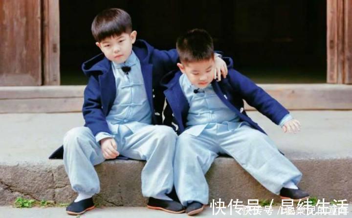 孩子|二胎弟弟给姐姐洗脚动作娴熟,原是有这个做诱饵,网友:最小童工