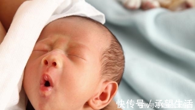 宝宝|新生儿出生后手爱乱抓,抓不到还哭闹,原因很搞笑,妈妈赶紧安慰