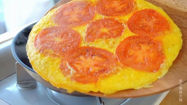 番茄鸡蛋饼|番茄和鸡蛋别只会炒着吃了，搭配一张手抓饼，10分钟做好营养早餐