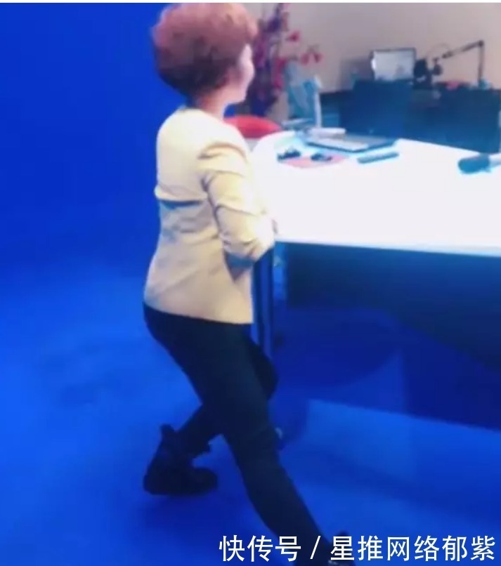 |穿短裤,讲段子,劈叉播新闻:央视主持人的“不正经”,你想不到