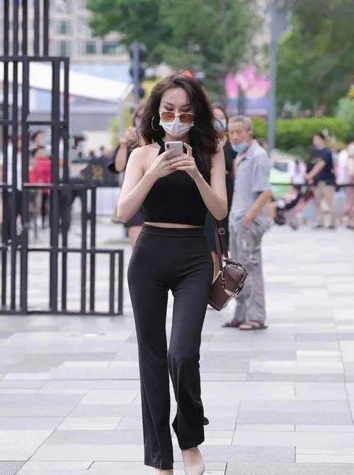 活力感|不管紧身牛仔裤的曲线多么好看，利落又不乏活力感，白运动鞋