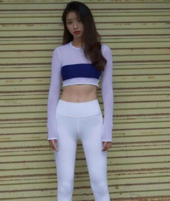 小姐姐为秀身材拼了, 穿打底裤不算啥, 上衣还短一大截, 都没眼看