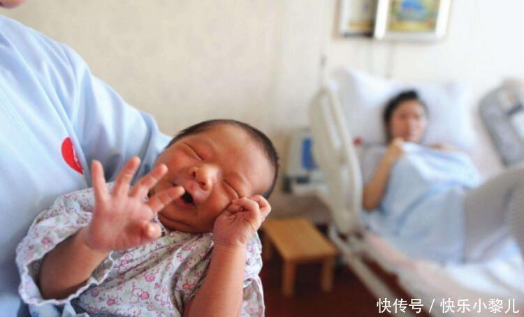 姥姥|“踩生”不是迷信，孩子出产房后，第一个抱他的人确实很重要