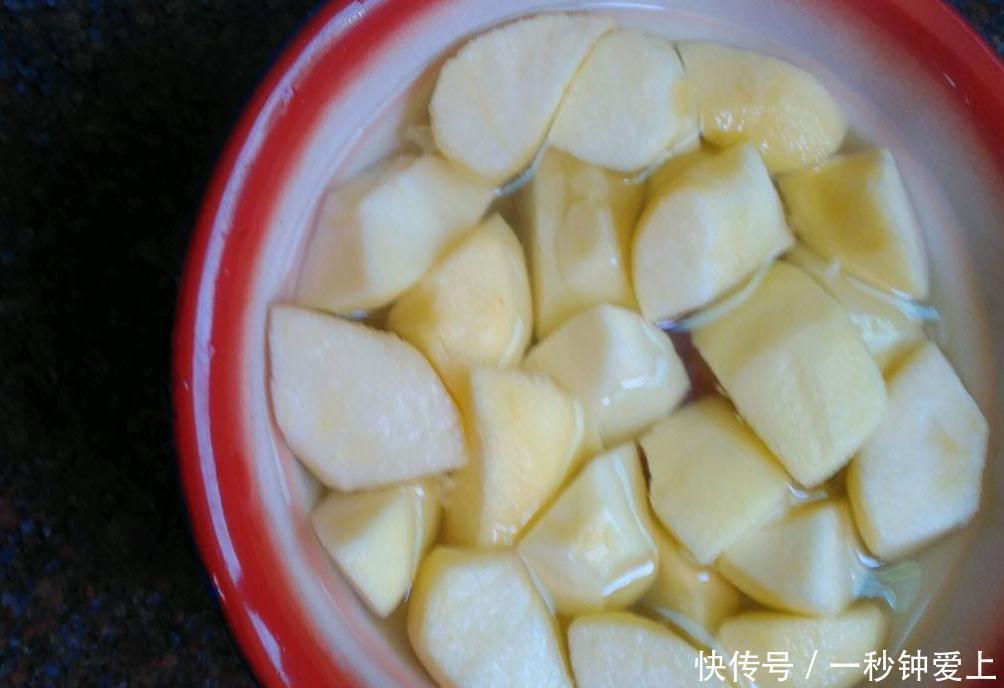 把苹果放进盐水泡一泡,竟有如此神奇的作用,现在知道还不晚