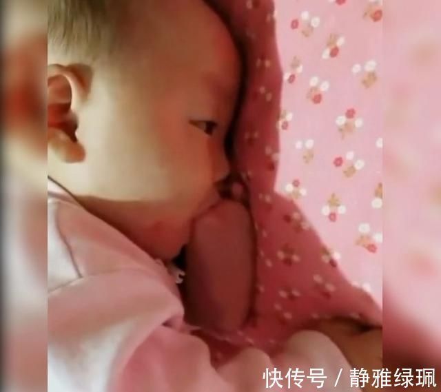婴儿|婴儿睡觉时喜欢躲在被子里当她妈妈打开被子时,她笑了