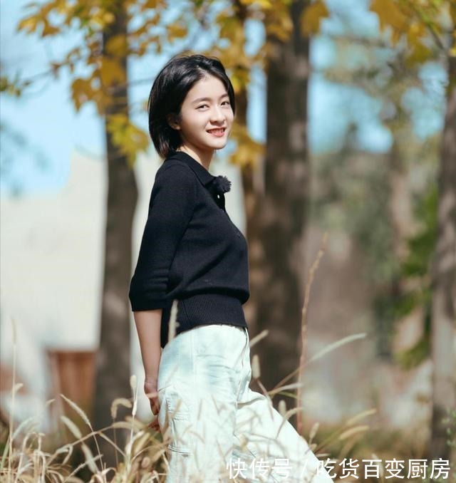 裤装 今年流行这样搭配黑色针织衫，四种穿搭法时髦有范儿，显瘦又得体！