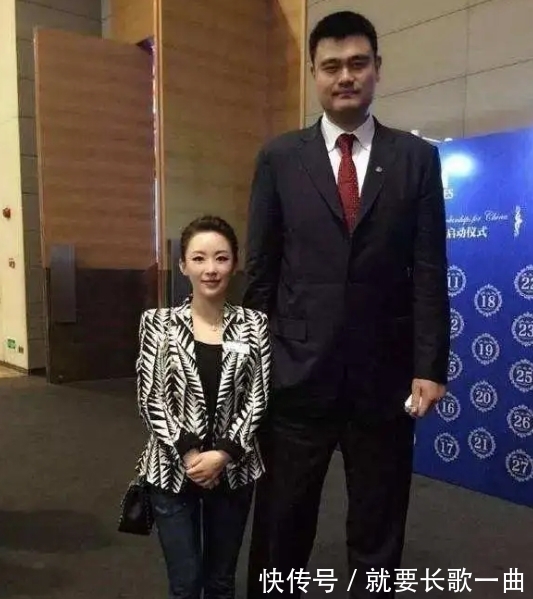 曾志伟|与姚明合照是什么感觉?1米98朱婷像小女人,看到曾志伟直接笑抽