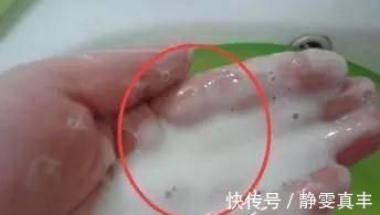 清水|拖地用清水等于白拖，老保姆巧用一个妙招，地板一尘不染