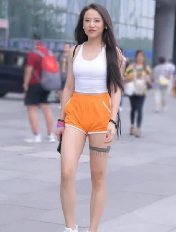 街拍:温婉可人的小姐姐,十分的靓丽,十分的抢眼