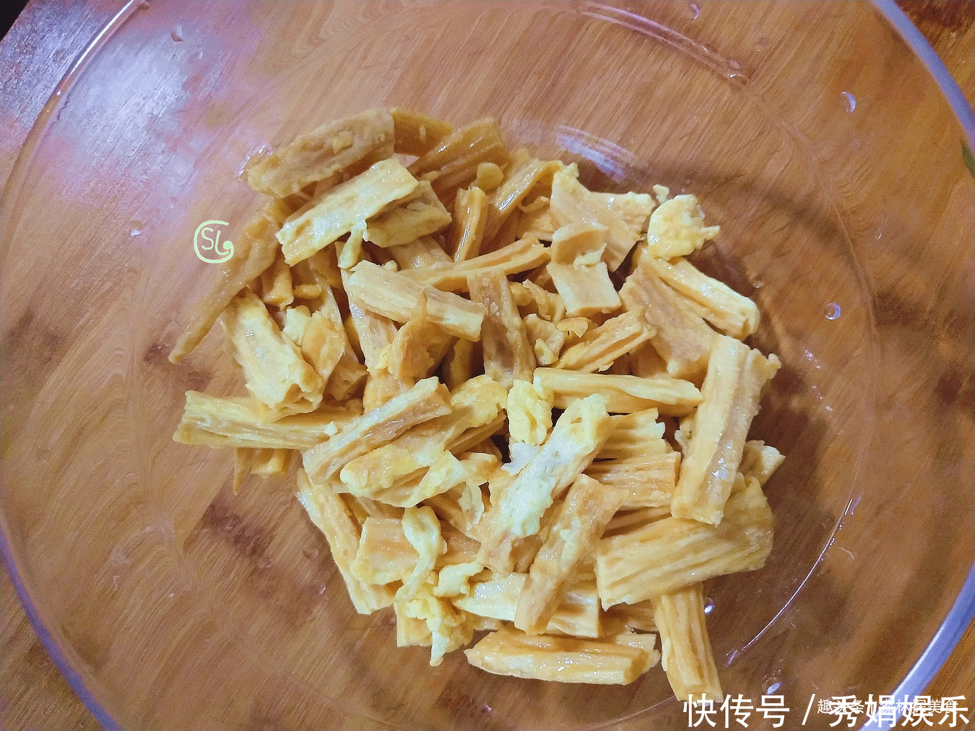 腐竹和白玉菇简单一做,太美味了,营养解馋,越吃越过瘾