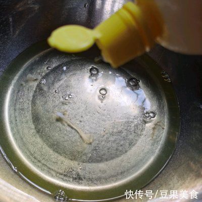 没有什么是黑芝麻蛋糕卷解决不了的，如果有那就两份