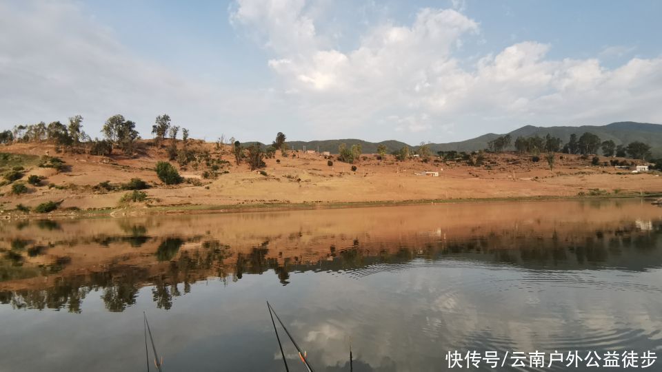 昆明|昆明周边楚雄鱼跳楼水库夜钓，老坛玉米挂钩，天亮终获野生大鲤鱼