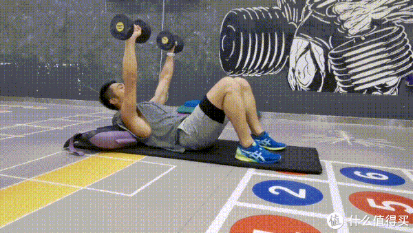 动作|健身成长手册 篇二十二：一对哑铃练遍全身肌群，14个哑铃健身动图，新手跟练起来
